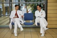 In aller Freundschaft – Dr. Philipp Brentano (Thomas Koch, rechts) redet Klartext mit seinem Nebenbuhler Dr. Niklas Ahrend (Roy Peter Link). Niklas ist der Ausbilder von Philipps Frau Arzu, wogegen nichts spricht - Niklas' Interesse in Sachen Liebe geht Philipp allerdings zu weit. Er bittet Niklas, ein für allemal die Finger von Arzu zu lassen.