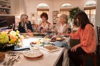 Book Club - Das Beste kommt noch – Vivian (Jane Fonda, 2. v. li.), Diane (Diane Keaton, li.), Carol (Mary Steenburgen, re.) und Sharon (Candice Bergen) verbindet eine innige Freundschaft und ihre Leidenschaft zu Büchern. Seit mehr als 30 Jahren treffen sich die vier regelmäßig, um über ein aktuelles Werk zu sprechen. Bei ein paar Gläsern Wein geht es in der launigen Runde auch um die großen und kleinen Dinge des Lebens.