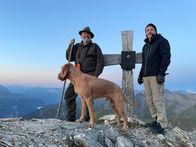 Heimatleuchten – v.li.: Die Protagonisten Heinrich Althaler und Lukas Neier während ServusTV‘s „Heimatleuchten – Hochgefühl mit Bodenhaftung - Serfaus Fiss Ladis“ am 11. September 2024, Serfaus, Tirol, Österreich.