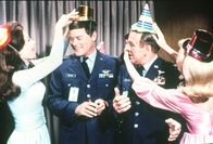 Bezaubernde Jeannie – Barbara Eden (Jeannie), Larry Hagman (Anthony "Tony" Nelson), Hayden Rorke (Dr. Alfred Bellows), Emmaline Henry (Amanda Bellows).