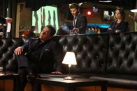 Bones - Die Knochenjägerin – Booth (David Boreanaz) und Brennan (Emily Deschanel) suchen im Nachtclub von Jimmy Nasaris (Nick Annunziata, vorne) nach möglichen Verdächtigen im Mordfall Kwiatowski. Könnte der Nachtclubbesitzer selbst als Täter in Frage kommen? Die Verwendung des sendungsbezogenen Materials ist nur mit dem Hinweis und Verlinkung auf TVNOW gestattet.