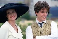 Vier Hochzeiten und ein Todesfall – Der Reigen der Hochzeitsfeste ist eröffnet und lässt Carrie (Andie MacDowell) und Charles (Hugh Grant) immer wieder aufeinandertreffen.