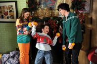 The Middle – Orangen statt Geschenke: Zu Weihnachten soll es für Sue (Eden Sher, l.), Brick (Atticus Shaffer, M.) und Axl (Charlie McDermott, r.) nur eine Kleinigkeit geben. In der Theorie zumindest ...
