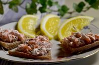 Zu Tisch ... – Laxröra ist ein Lachsaufstrich, bestehend zumeist aus kalt und warm geräuchertem Lachs.