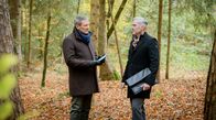 Sturm der Liebe – Christoph (Dieter Bach l.) wird bei einem heimlichen Treffen mit Wolfram (René Rüprich r.) unbemerkt fotografiert.