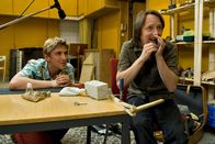 Löwenzahn – So werden Filmgeräusche erzeugt? Fritz Fuchs (Guido Hammesfahr, l.) schaut fasziniert dem Geräuschemacher (Max Bauer, r.) zu.
