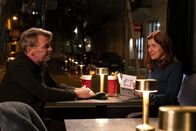 Der Staatsanwalt – Hauptkommissarin Kerstin Klar (Fiona Coors) erhofft sich Hinweise zu ihrem aktuellen Fall von ihrem Bekannten Michael Sachse (André Eisermann).