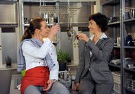 Rote Rosen – ARD ROTE ROSEN FOLGE 1204 Uhr im ERSTEN. Merle (Anja Franke, r.) und Carla (Maria Fuchs, l.) feiern ihre fantasievollen Hotelpläne.
