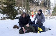 Sturm der Liebe – Fabien (Lukas Schmidt, r.) hofft innständig, dass Michael (Erich Altenkopf, l.) Nils (Florian Stadler, liegend) retten kann.