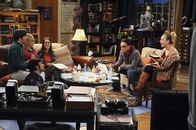 The Big Bang Theory – Haben viel Spaß miteinander: Leonard (Johnny Galecki, 2.v.r.), Penny (Kaley Cuoco, r.), Howard (Simon Helberg, l.), Bernadette (Melissa Rauch, 2.v.l.), Amy (Mayim Bialik, 4.v.l.) und Rajesh (Kunal Nayyar, 3.v.l.) ...