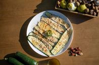Zu Tisch ... – Eine weitere Spezialität von Yolanda Godoy: Zucchini-Carpaccio mit Knoblauch und gehackten Mandeln