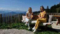 Kreuzer trifft ... (BR) – Von links: Martina Ertl und Marianne Kreuzer an der Quenger Alm am Brauneck / Lenggries.