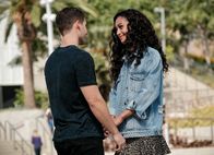 All American – Cody Christian (Asher Adams), Samantha Logan (Olivia Baker). Foto: ORF/PRO7/Warner/The CW/Eddy Chen. Veröffentlichung honorarfrei nur für redaktionelle Berichterstattung in Sendungszusammenhang und mit Copyrightangabe. Kontakt: foto@orf.at