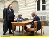 Der Dicke – NDR Fernsehen DER DICKE, "Auf Messers Schneide" Uhr. Christinas (Gisela Schneeberger, M.) alter Freund Martin Brüggmann (Walter Kreye, r.) ist wegen Mordverdachts verhaftet worden. Auf ihre Bitte hin ringt sich Gregor Ehrenberg (Dieter Pfaff, l.) dazu durch, die Verteidigung seines langjährigen Gegners zu übernehmen,