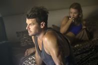 These Final Hours – James (Nathan Phillips) und Vicky (Kathryn Beck) im Bett.