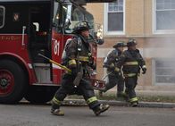 Chicago Fire – Auf dem Weg zum Einsatz:David Eigenberg als Christopher Herman, Christian Stolte als Mouch, Joe Minoso für Joe Cruz (Copyright SRF/NBC Universal)