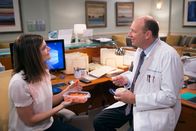 Life in Pieces – Life in Pieces Staffel 2 Folge 2 Die Ehefrau als Praxis-Aushilfe: Betsy Brandt als Heather, Dan Bakkedahl als Tim