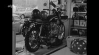 Der Motorradladen – Der Laden ‚ÄûMotorrad Spaett‚Äú in M√ºnchen 1971 - im Schaufenster ein Objekt der Begierde, eine Honda mit vier Auspuffrohren!