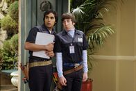 The Big Bang Theory – Versuchen mit allen Mitteln, das Haus der "America's Next Top Model" ausfindig zu machen: Rajesh (Kunal Nayyar, l.) und Howard (Simon Helberg, r.) ...