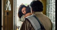 neoriginal: Deadlines – Elif (Jasmin Shakeri, l.) umarmt ihre Mutter (Meral Perin, M.) zur Begrüßung.