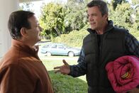 The Middle – Mike (Neil Flynn. r.) setzt sich für seine Tochter Sue ein, als er erfährt, dass diese von ihrer neuen Freundin nicht zu deren Übernachtungsparty eingeladen wurde. Er entschließt sich, den Vater des Mädchens, Steve (Kevin Carolan, l.), zu konfrontieren ...