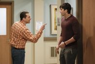Two and a Half Men – Bei der Erziehung von Louis sind sie sich nicht immer einig, deshalb kommt es zwischen Alan (Jon Cryer, l.) und Walden (Ashton Kutcher, r.) zu einem heftigen Streit ...