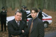 Inspector Barnaby – Und wieder haben es Barnaby (John Nettles, l.) und Troy (Daniel Casey, r.) mit einem Mord zu tun.