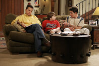 Two and a Half Men – Charlie (Charlie Sheen, r.) und Alan (Jon Cryer, l.) sind Jake (Angus T. Jones, M.) beim Pauken für eine Geschichtsarbeit behilflich ...