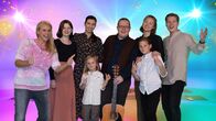 SingAlarm – Es ist kurz vor Heiligabend: Singa und die Familie Kelly bereiten leckere Bratäpfel im SingAlarm Studio vor. Freut ihr euch auch schon auf Heiligabend?