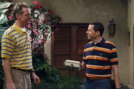 Two and a Half Men – Verstehen sich prächtig: Alan (Jon Cryer, r.) und Herb (Ryan Stiles, l.) ...