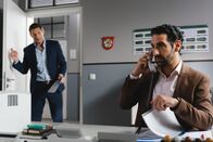 Die Rosenheim-Cops – Kann Controller Daniel Donato (Paul Brusa, r.) möglicherweise Kommissar Hansen (Igor Jefti?, l.) helfen, die italienischen Dokumente aus dem aktuellen Mordfall zu übersetzen?