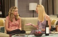 Friends – Damit nichts schief gehen kann, macht Phoebe (Lisa Kudrow, r.) mit Mikes Freundin (Darsteller unbekannt, l.) Schluss ...