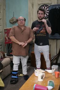 It's Always Sunny in Philadelphia – Durch eine Verkettung unglücklicher Umstände steht das "Paddy's" kurz vor dem Konkurs. Charlie (Charlie Day, r.) und Frank (Danny DeVito, l.) denken sich eine Menge extremer Ideen und Maßnahmen aus, um das zu verhindern ...