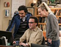 The Big Bang Theory – Suchen nach dem perfekten Alternativort für Sheldon und Amys Hochzeit: Raj (Kunal Nayyar, l.), Leonard (Johnny Galecki, M.) und Penny (Kaley Cuoco, r.) ...