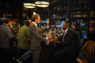 How I Met Your Mother – Als James (Wayne Brady, r.) erwähnt, dass Nora ihn an seine Mutter und Barneys (Neil Patrick Harris, l.) Mutter erinnert, beginnt für alle eine schockierende Zeit ...
