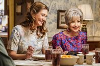 Young Sheldon – Mary Cooper (Zoe Perry, l.); Connie "Meemaw" Tucker (Annie Potts, r.)