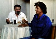 Ein Engel auf Erden – Mark (Victor French, l.) und Jonathan (Michael Landon, r.) sind unterschiedlicher Auffassung, wie sie Vater und Sohn einander wieder näherbringen können.