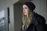 The Strain – Während Dutch (Ruta Gedmintas) mit ihren Gefühlen zu kämpfen hat, versuchen Eph, Abraham und Fet gemeinsam, endlich Schlau aus dem Occido Lumen zu werden ...
