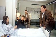 Der Bulle von Tölz – Benno (Ottfried Fischer, re.) und Sabrina (Katerina Jacob, 2.v.re.) befragen die Eltern des kleinen Lukas, Susanne (Kathrin Kühnel) und Max Kreuzer (Sebastian Bezzel), im Krankenhaus.