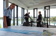WaPo Bodensee – Paul Schott (Tim Wilde, l.) und Nele Neuhaus (Floriane Daniel, r.) statten Ben Treskow (Christopher Reinhardt, M.) einen Besuch ab.