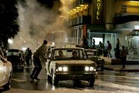 München – Dem Anschlag von München folgte eine Vergeltungsaktion durch den Staat Israel, die bis dahin ebenso einmalig war wie das Attentat selbst: Die Rächer (v.l.n.r.) Carl (Ciaran Hinds), Hans (Hanns Zischler) und Robert (Mathieu Kassovitz) ...