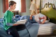 Young Sheldon – Sheldon Cooper (Iain Armitage, l.); Mary Cooper (Zoe Perry, r.)