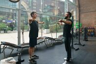 SOKO Wien – Masud Ansari (Aslan Aslan, r.) trainiert in seinem Fitnessstudio mit seinem Kunden Thomas Albrechts (Thomas Clemens, l.).