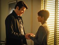 Extant – Endlich haben sie sich wieder. James (Goran Visnjic, l.) und Molly (Halle Berry, r.) konnten Hideki überlisten ...