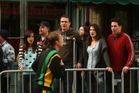 How I Met Your Mother – Barney (Neil Patrick Harris, vorne) nimmt am New York City Marathon teil und seine Freunde Ted (Josh Radnor, r.), Marshall (Jason Segel, 2.v.l.), Lily (Alyson Hannigan, l.) und Robin (Cobie Smulders, 2.v.r.) sind total überrascht von seiner Leistung ...