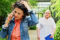 In aller Freundschaft – Miriam Schneider (Christina Petersen, re.) hat sich in Rieke Machold (Liza Tzschirner, li.) verliebt, die ihr eindeutige Signale sendet. Miriam hatte noch nie derartige Gefühle für eine Frau und ist dementsprechend verunsichert, ob sie alle Zeichen richtig deutet. Doch dann hört Miriam zufällig ein Telefonat von Rieke mit und wird wieder auf den Boden der Tatsachen geholt.
