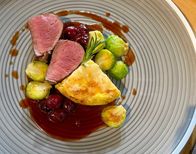 MarktFrisch – Hauptgang des Weihnachtsmenüs: Filet vom Hirsch mit Steckrüben-Kartoffeltorte und Cranberry-Sauce von Frank Brunswig.
