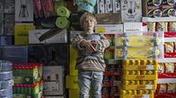 Ich bin William – William (Alexander Magnússon) vor den illegalen Waren seines Onkels, die dieser in seinem Schlafzimmer lagert.