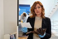 Der Staatsanwalt – Hauptkommissarin Kerstin Klar (Fiona Coors) ermittelt am Tatort.