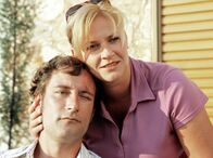 Endlich Urlaub! – Nora (Petra Kleinert) will ihren Freund Tobias (Heikko Deutschmann) heiraten.